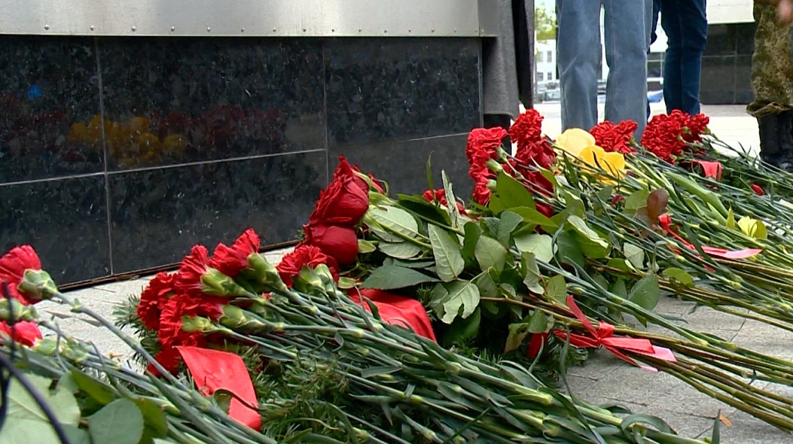 В Пензе прошло возложение цветов к монументу «Город трудовой доблести»